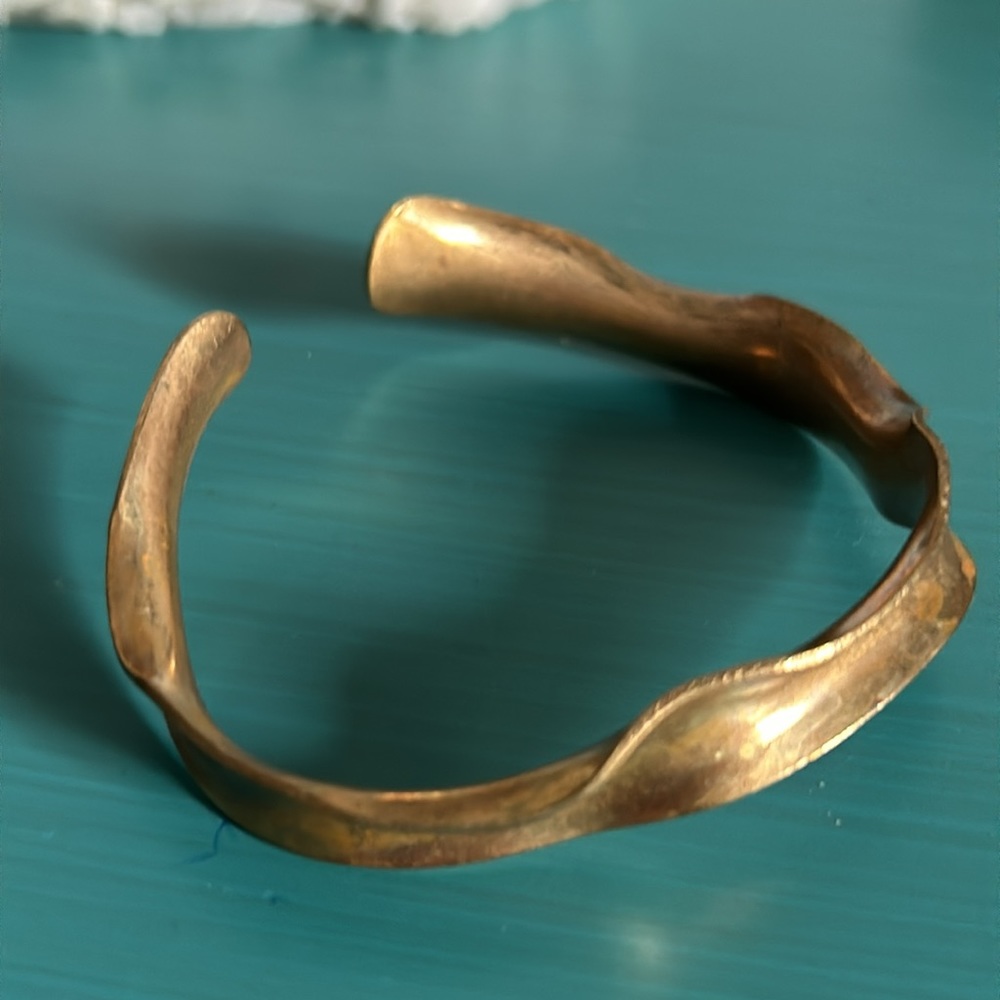 Vintage 2 Piece Collection Brass Antique Gold Colored Hammered Cuff Bracelets - Picture 2 of 8